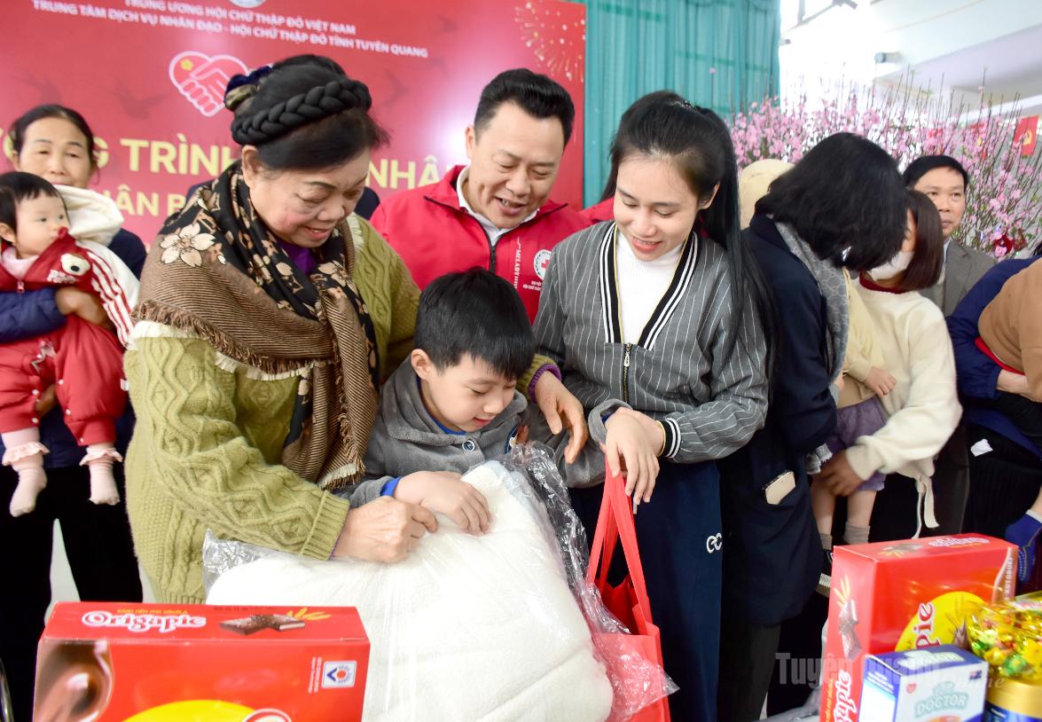 Đồng chí Hà Thị Khiết trao quà, động viên gia đình bệnh nhi đang điều trị tại bệnh viện.