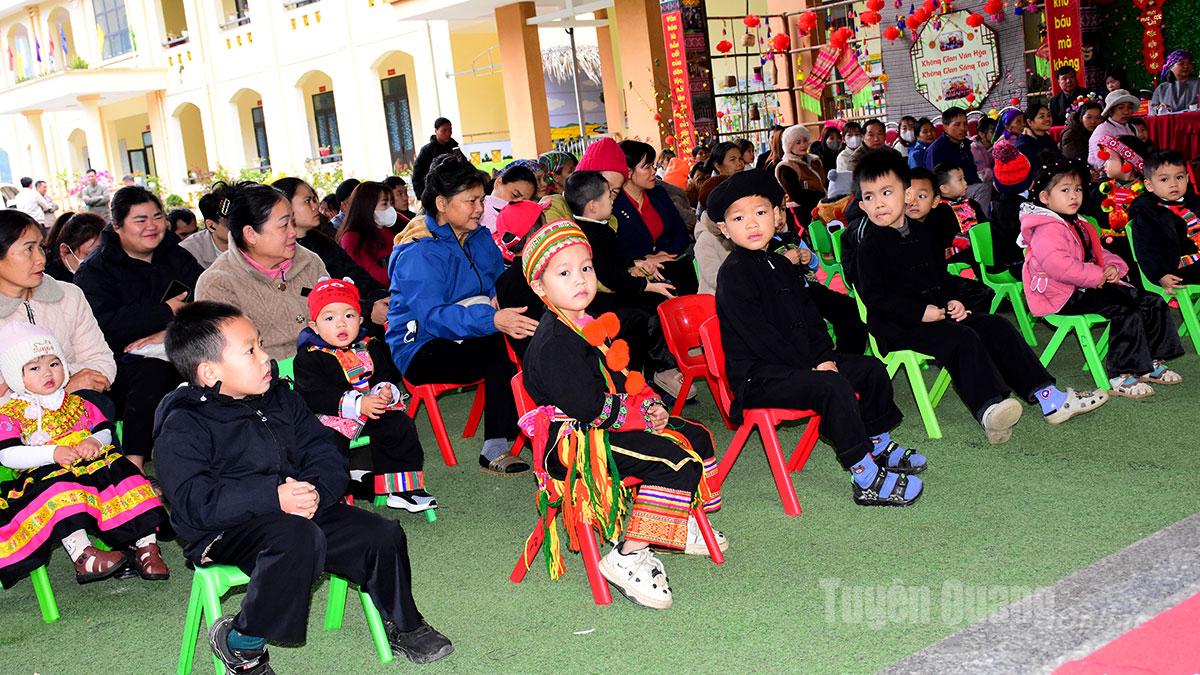 Các em học sinh và phụ huynh tham dự chương trình.