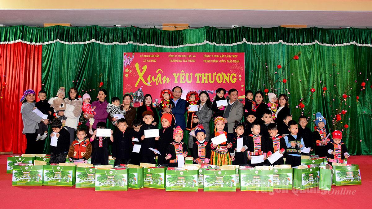 Đồng chí Vương Ngọc Hà, Phó Chủ tịch UBND tỉnh và các nhà hảo tâm tặng quà cho các em học sinh có hoàn cảnh khó khăn tại trường Mầm non Thanh Tương.