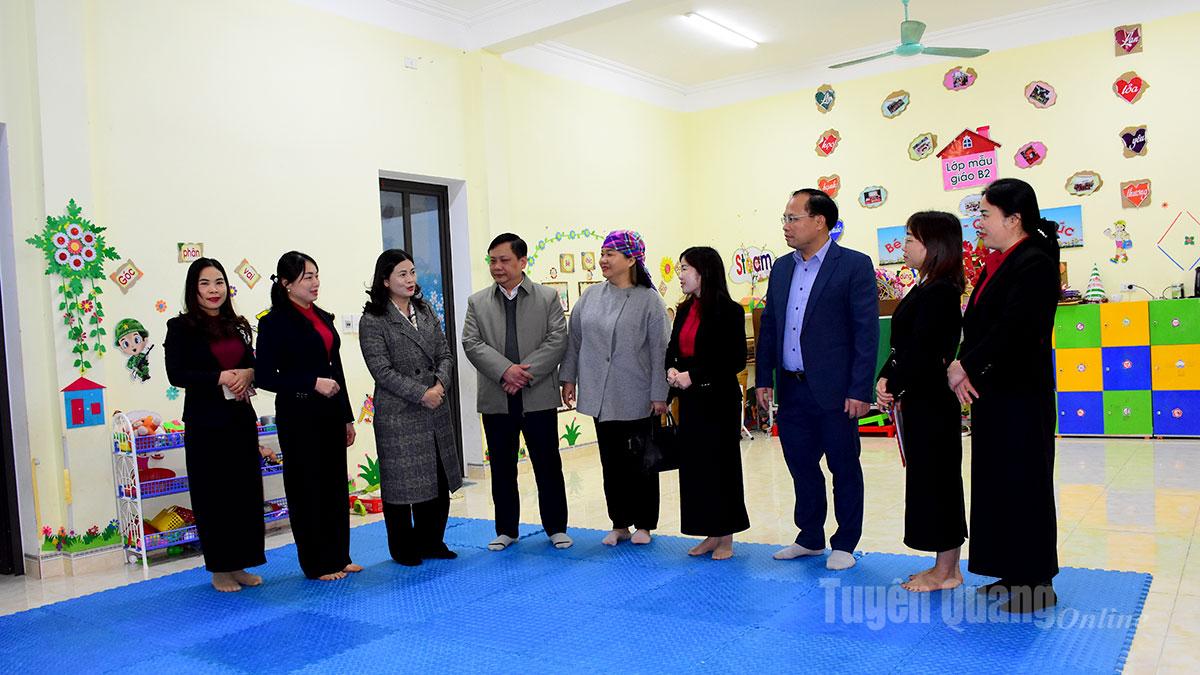 Đồng chí Vương Ngọc Hà, Uỷ viên Ban Thường vụ Tỉnh uỷ, Phó Chủ tịch UBND tỉnh thăm quan cơ sở vật chất dạy và học của trường Mần non Thanh Tương, xã Nà Hang.