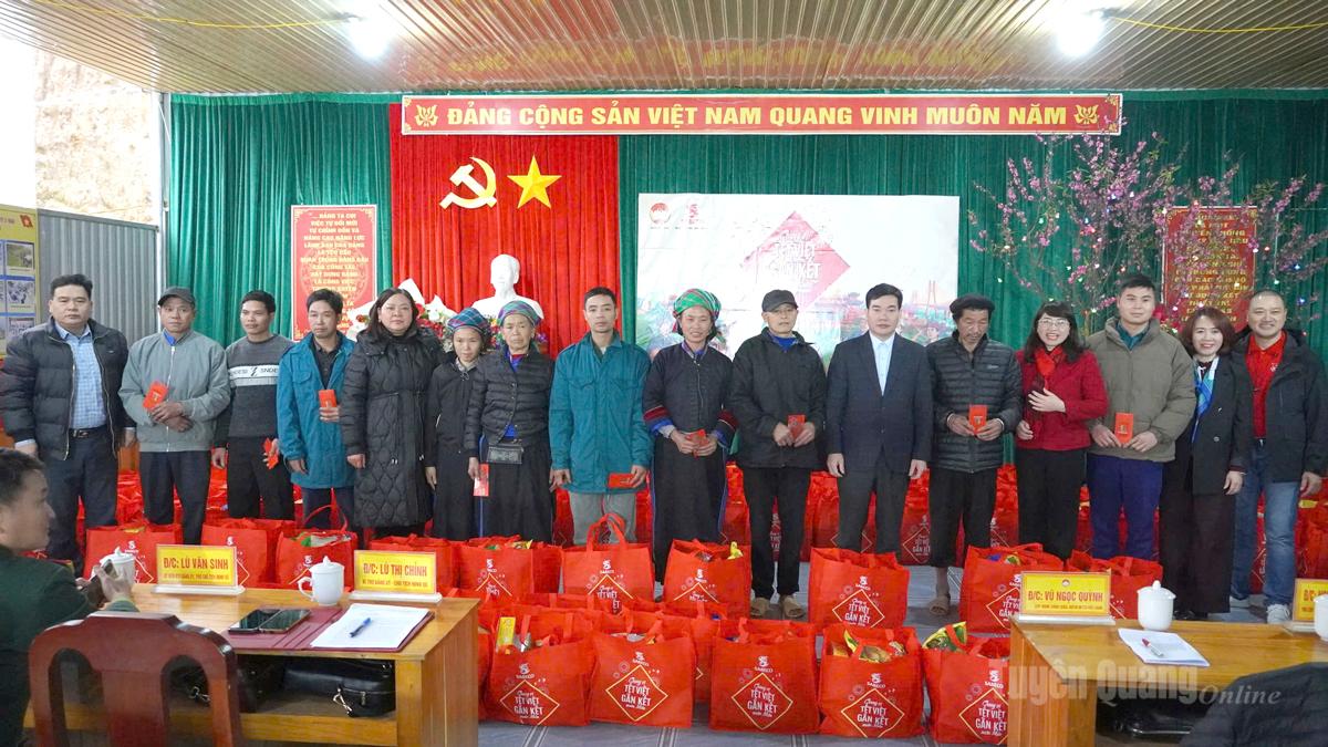 Lãnh đạo Uỷ ban MTTQ tỉnh trao các suất quà cho người dân tại xã Pờ Ly Ngài.