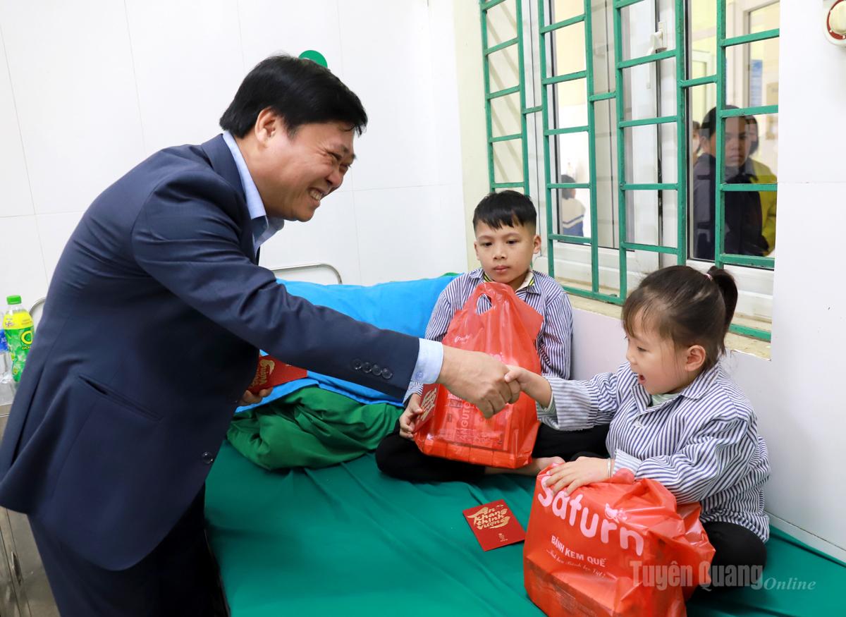 Đồng chí Mai Đức Thông, Giám đốc Báo và phát thanh, truyền hình Tuyên Quang ân cần động viên, chia sẻ với các bệnh nhi đang điều trị tại Khoa Huyết học lâm sàng.