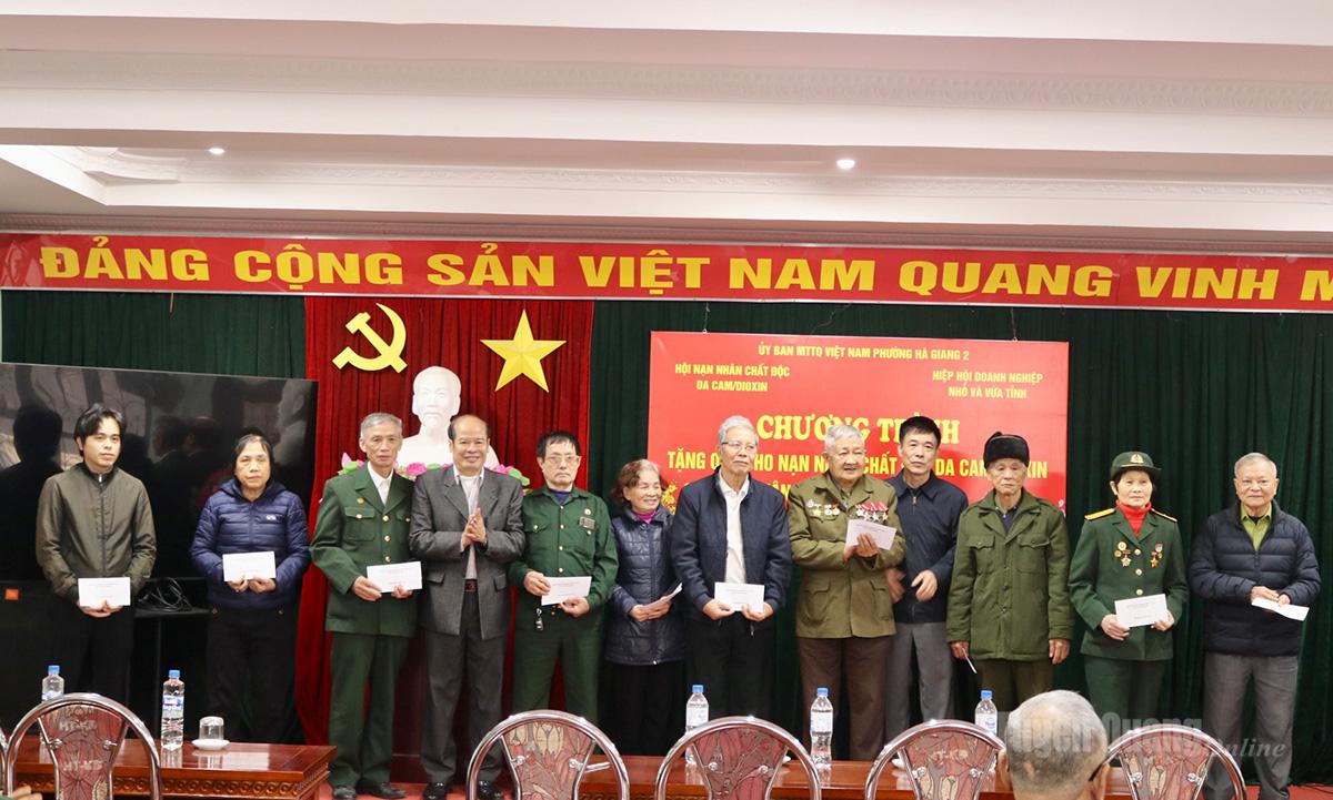 Ban tổ chức trao trao quà Tết cho các nạn nhân da cam/Dioxin.