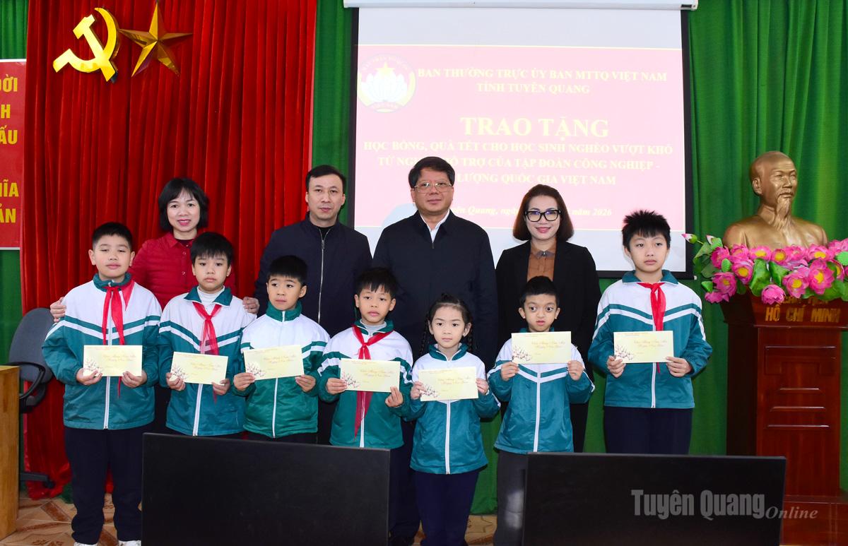 Đồng chí Hà Trung Kiên, Phó Chủ tịch Thường trực Uỷ ban MTTQ tỉnh trao quà của Tập đoàn Công nghiệp Năng lượng Quốc gia Việt Nam cho các em học sinh trường Tiểu học Ỷ La.