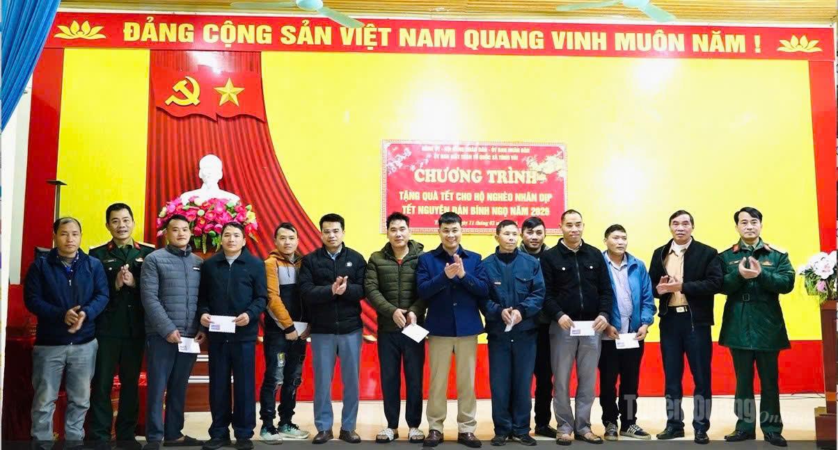Lãnh đạo Đoàn Kinh tế Quốc phòng 313 và xã Tùng Vài tặng quà cho các trưởng thôn.