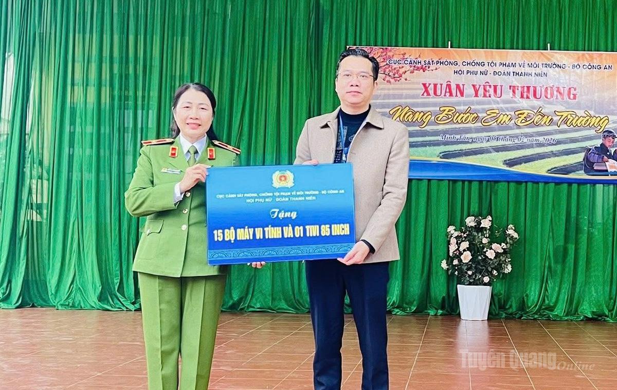 Thiếu tướng Nhữ Thị Minh Nguyệt, Phó Cục trưởng Cục Cảnh sát phòng, chống tội phạm về môi trường; đại diện các phòng thuộc Bộ Công an trao quà cho trường PTDTBT Tiểu học Minh Tân.