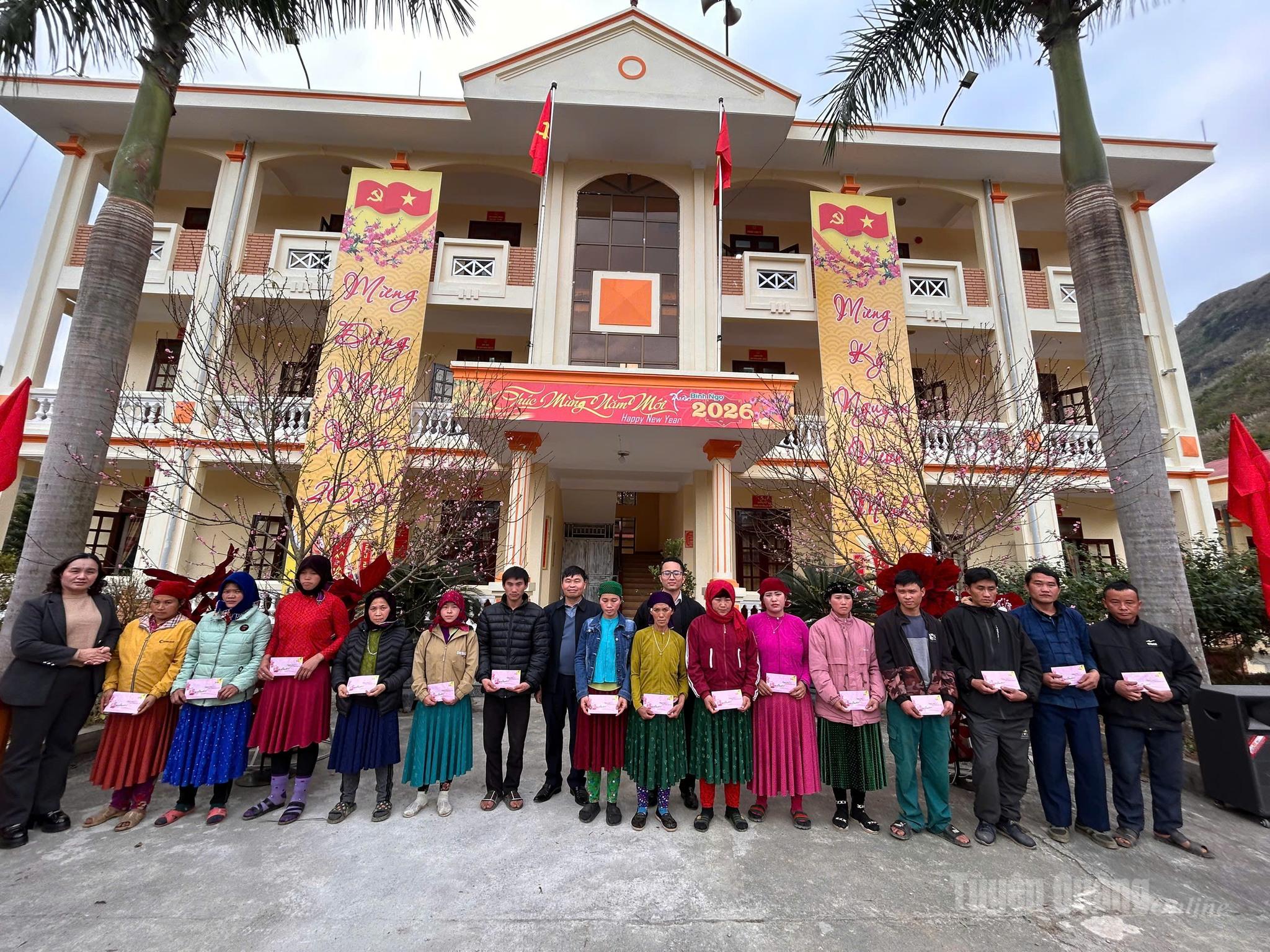 Đại diện lãnh đạo xã Mậu Duệ và Công ty Cổ phần Cơ khí và Khoáng sản Hà Giang trao quà Tết cho các có hoàn cảnh khó khăn.