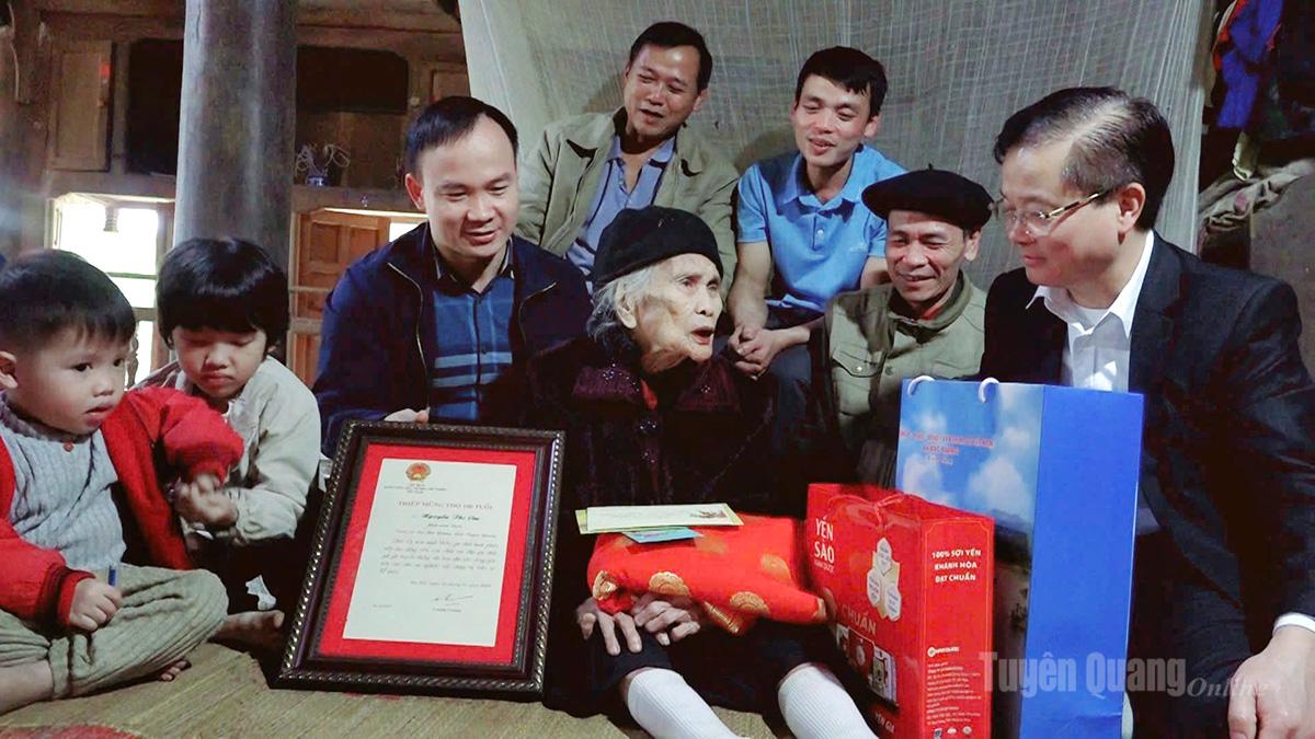 Đồng chí Trần Quang Minh, Ủy viên Ban Thường vụ Tỉnh ủy, Trưởng Ban Tổ chức Tỉnh ủy trao quà cho cụ Nguyễn Thị Ọm, thôn Khiềm, 100 tuổi.