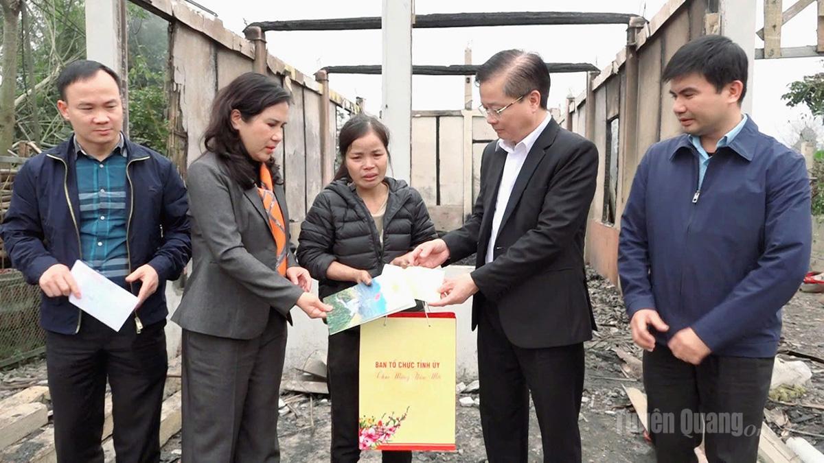 Đồng chí Trần Quang Minh, Ủy viên Ban Thường vụ Tỉnh ủy, Trưởng Ban Tổ chức Tỉnh ủy thăm hỏi, trao hỗ trợ cho hộ gia đình bị hỏa hoạn Lộc Văn Thinh, thôn Minh Tâm.