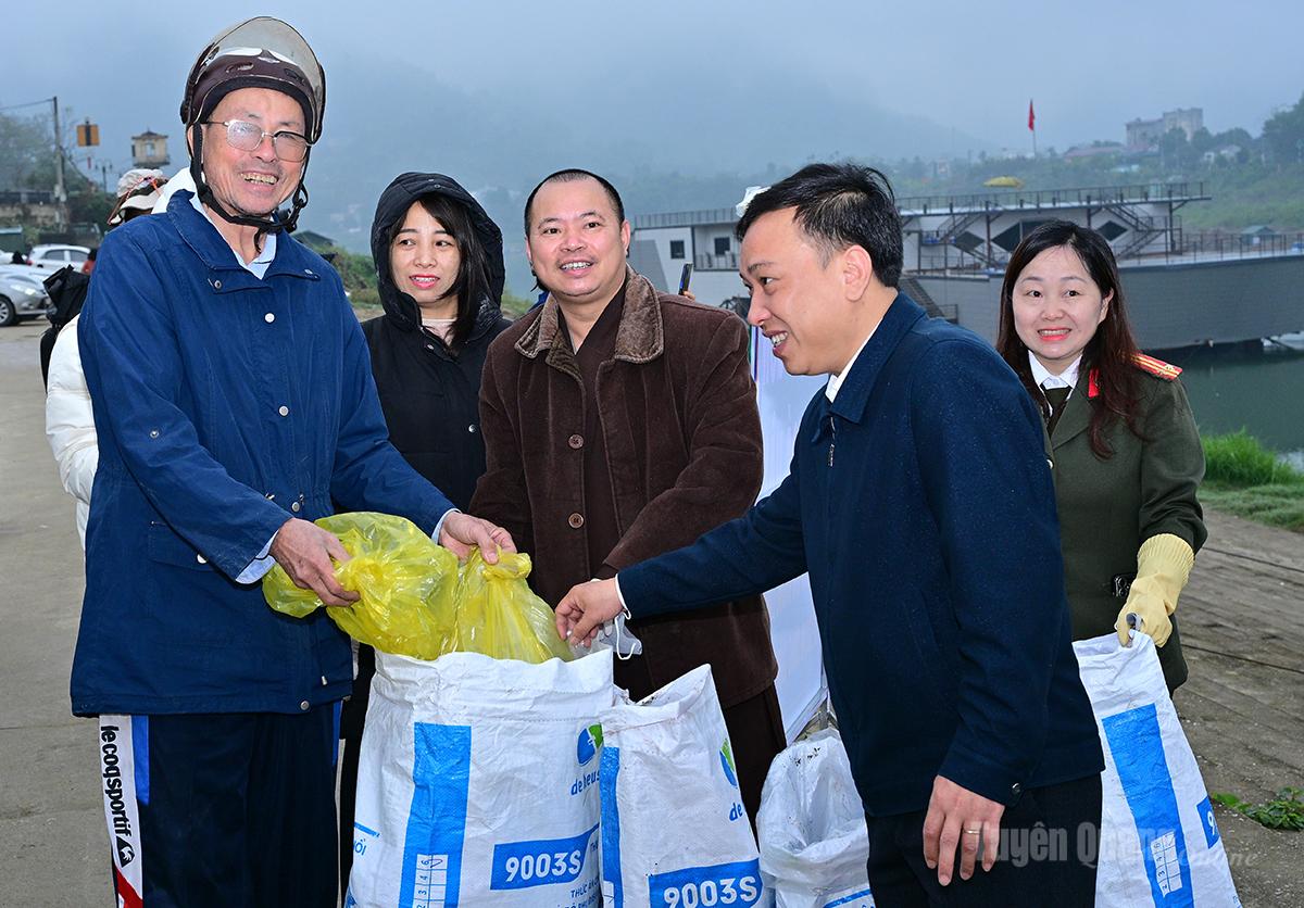 The provincial chapter of the Vietnam Buddhist Sangha, in coordination with provincial departments and agencies, has guided residents in performing fish releases and collecting waste to protect the environment.