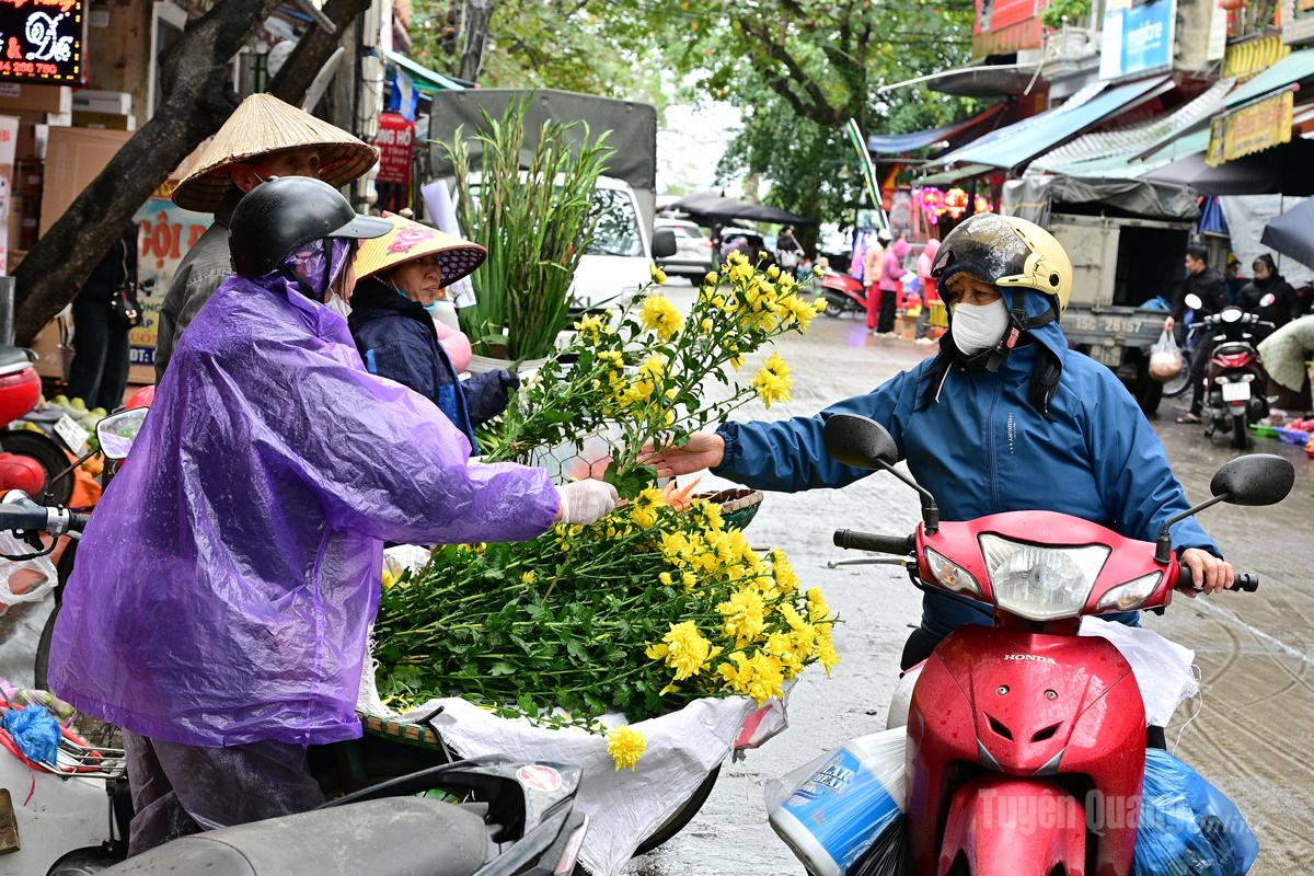 Customers purchase flowers in preparation for the Kitchen Gods ceremony.