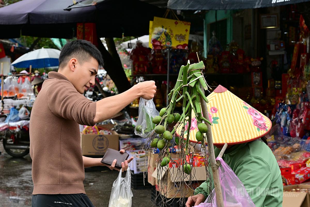 Betel leaves and areca nuts are indispensable items on the offering tray.