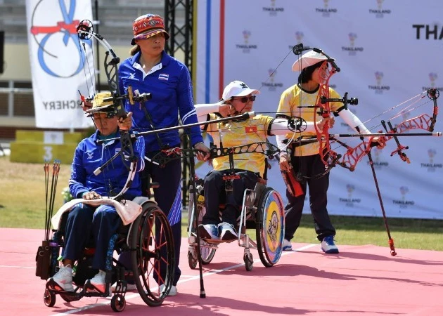 Athletes Bien Thi Chung and Huynh Thi Hanh won a silver medal in the womens doubles archery final at the 13th ASEAN Para Games. (Photo: NDO)