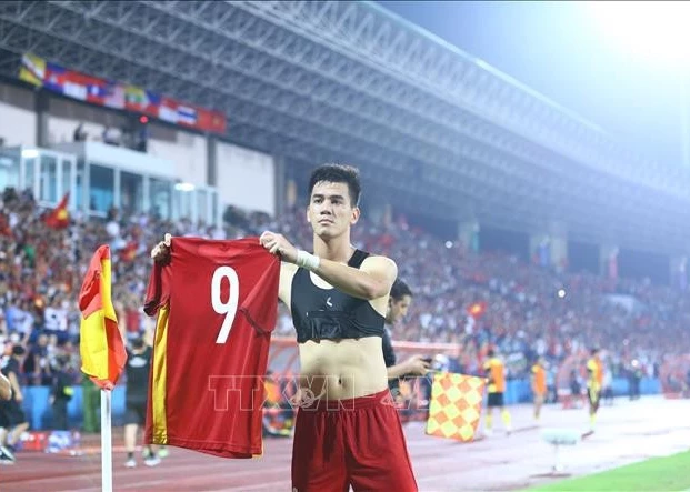 The GPS gilet collects data for analysing individual performance. (Photo: VNA)