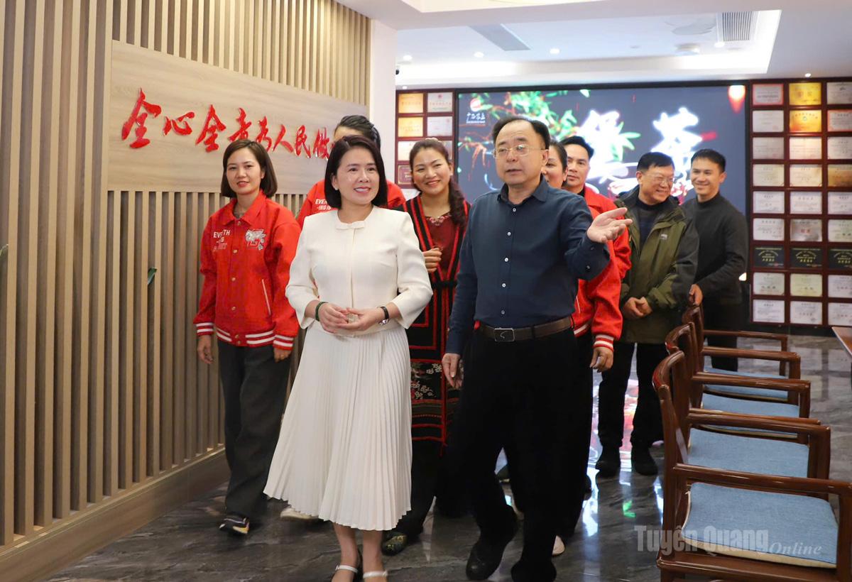 Đoàn tham quan Công ty Guangxi Guokong Capital, đơn vị có hơn 23 năm kinh nghiệm trong sản xuất chè hữu cơ.