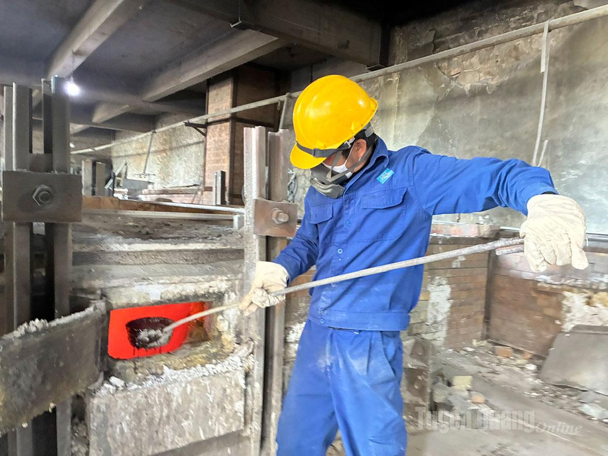 Through successive stages, antimony passes through the final refining furnace before being extracted.