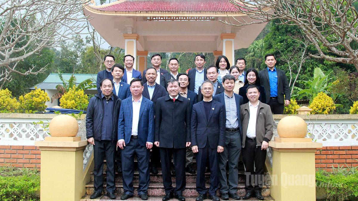 Đoàn công tác chụp ảnh lưu niệm tại Nhà Bia kỷ niệm Ban Nghiên cứu Sử, Địa, Văn tại xã Tân Trào.