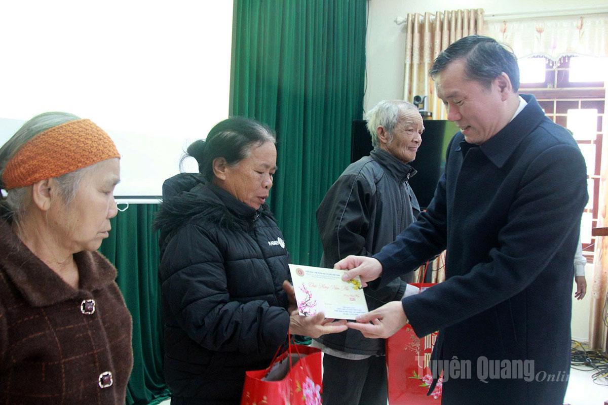 Chủ tịch Lê Văn Lợi tặng quà cho 3 cụ cao tuổi có hoàn cảnh neo đơn tại xã Tân Trào.