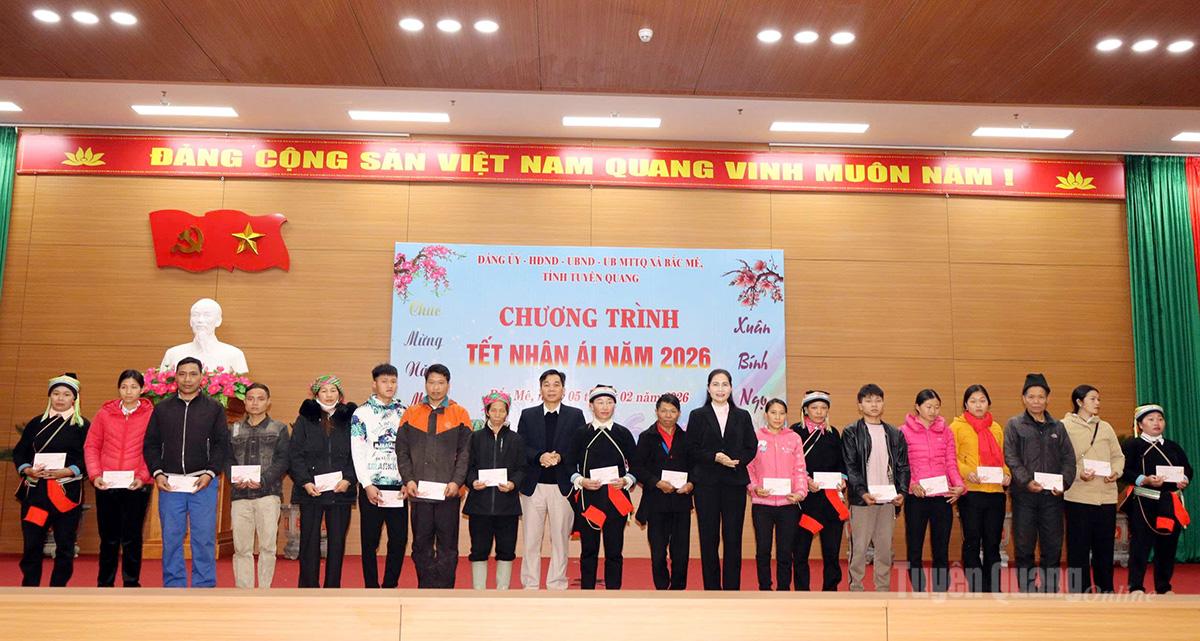 Lãnh đạo xã Bắc Mê trao quà cho các hộ nghèo.