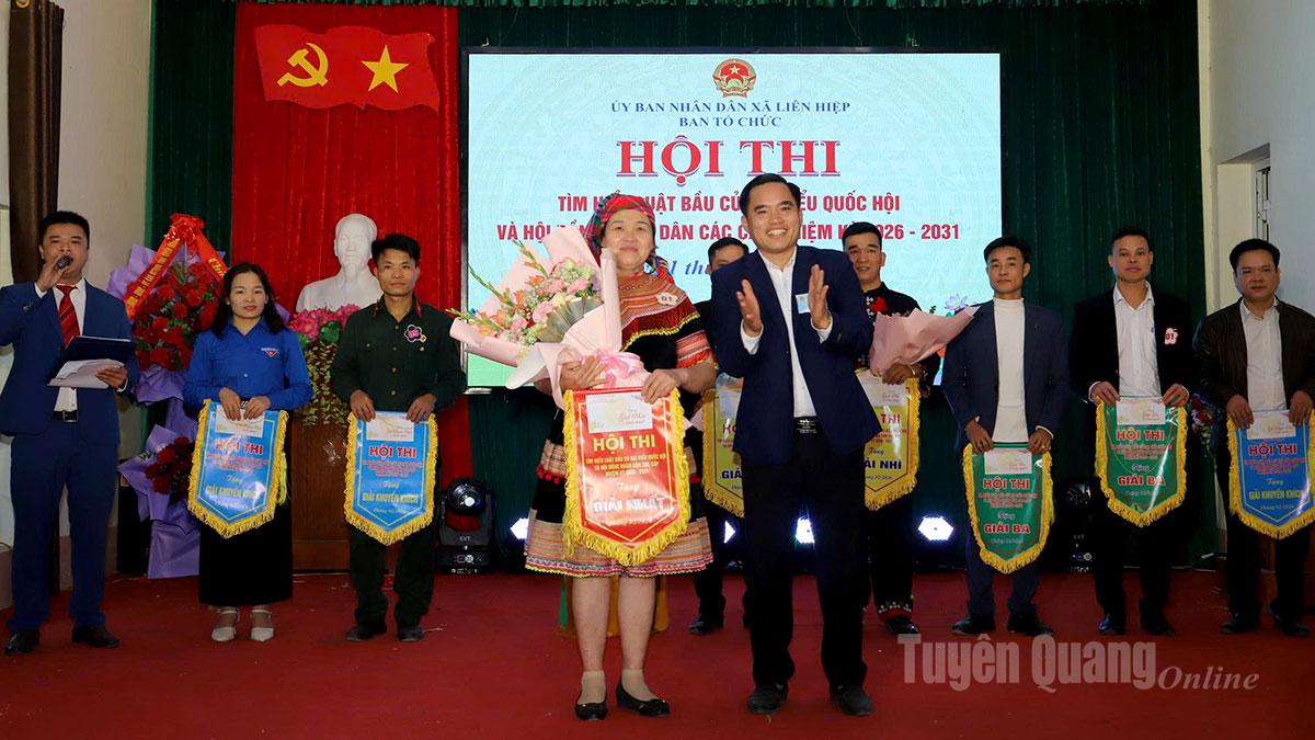 BTC trao giải Nhất cho đội thi liên trường Mầm non – Tiểu học xã Liên Hiệp