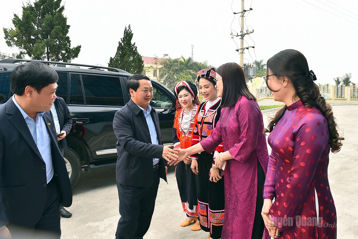 Lãnh đạo Báo và phát thanh, truyền hình Tuyên Quang chào đón đồng chí Bí thư Tỉnh ủy Hầu A Lềnh.