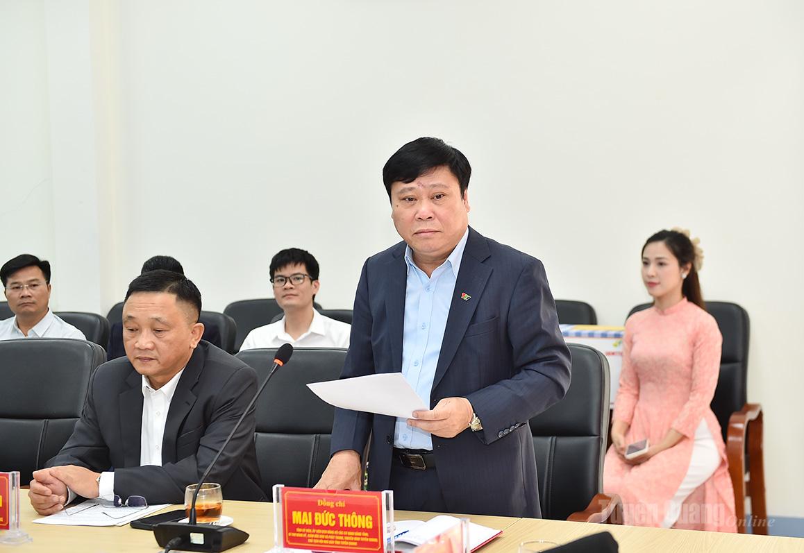 Đồng chí Mai Đức Thông, Giám đốc Báo và phát thanh, truyền hình Tuyên Quang báo cáo về tình hình hoạt động của cơ quan.