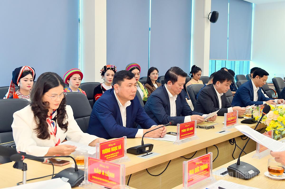 Các đồng chí Ủy viên Ban Thường vụ Tỉnh ủy tham dự chúc Tết Báo và phát thanh, truyền hình Tuyên Quang.