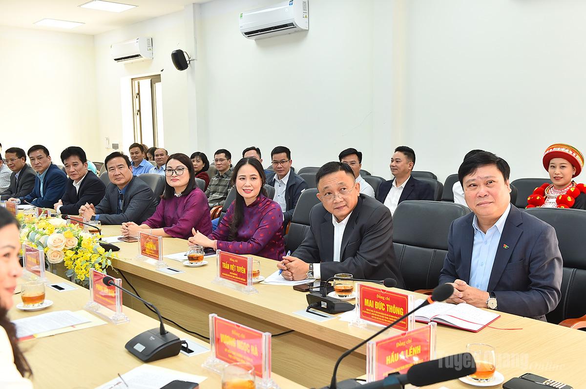 Các đồng chí lãnh đạo Báo và phát thanh, truyền hình Tuyên Quang.