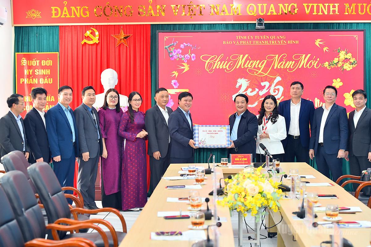 Bí thư Tỉnh ủy Hầu A Lềnh tặng quà, chúc Tết Báo và phát thanh, truyền hình Tuyên Quang.