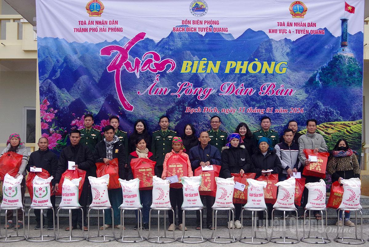 Lãnh đạo Đồn Biên phòng Bạch Đích và các nhà tài trợ tặng quà các gia đình có hoàn cảnh khó khăn.