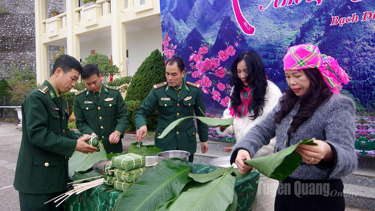 Thi gói bánh Chưng tại chương trình.