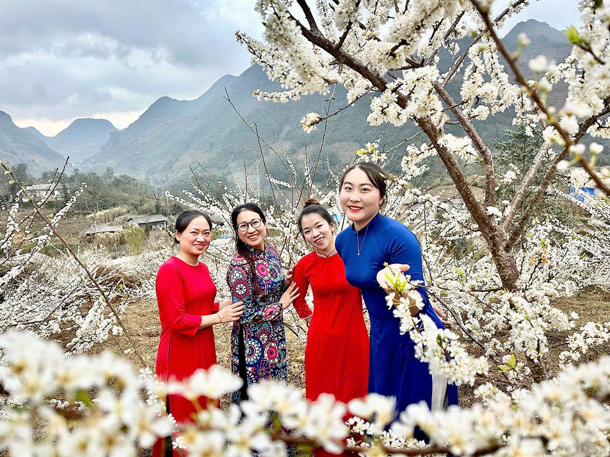 Radiant smiles shine amid the land, the sky, and the spring of the border region.