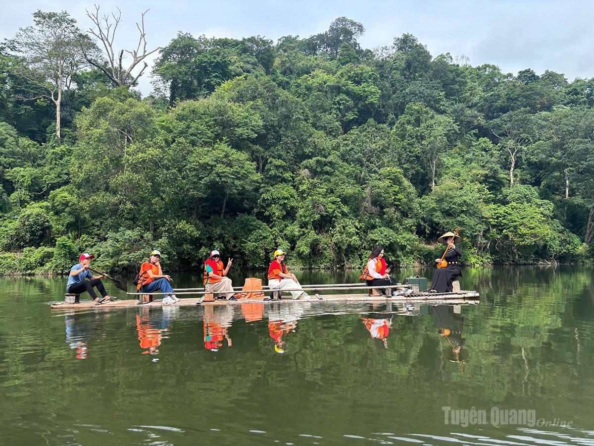 Du khách trải nghiệm bơi mảng nghe hát Then trên hồ Nà Nưa.
                        Ảnh: Gia Hưng