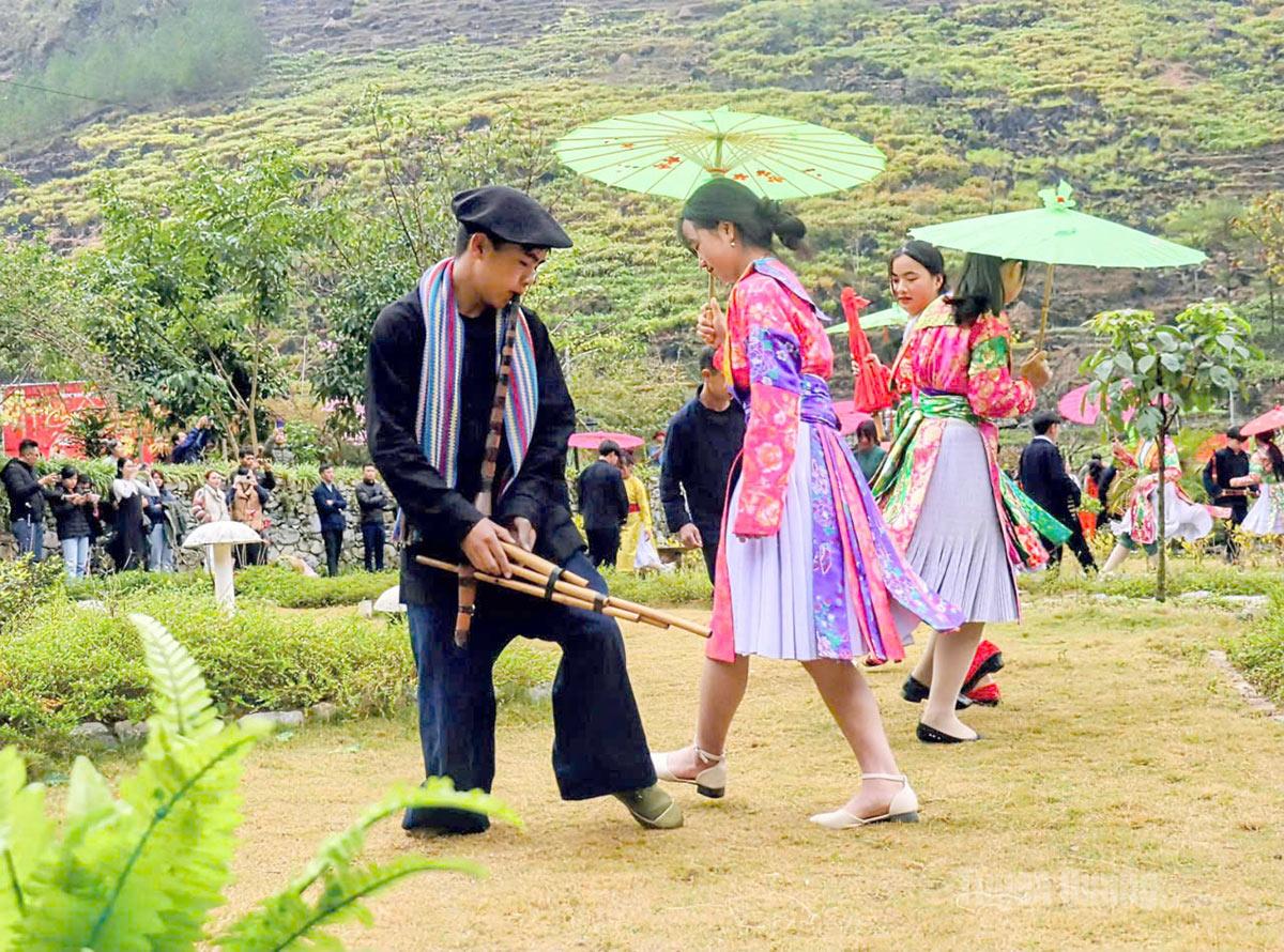 Điệu khèn truyền thống được trình diễn bởi các chàng trai, cô gái người Mông trong không gian Chợ Phong Lưu Khâu Vai.
