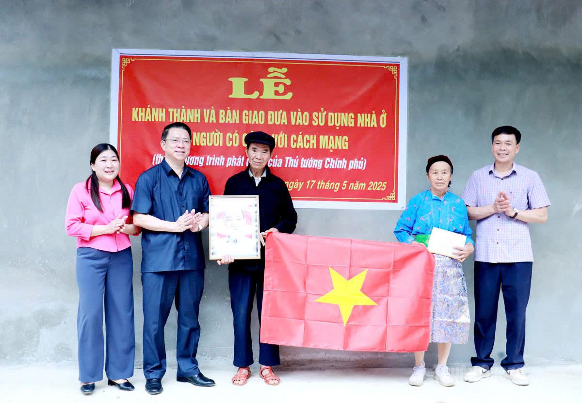 Đồng chí Trần Mạnh Lợi, Ủy viên Ban Thường vụ Tỉnh ủy, Trưởng Ban Tuyên giáo và Dân vận Tỉnh ủy dự khánh thành nhà ở của hộ ông Mua Mí Giàng, là người có công tại xã Mèo Vạc.