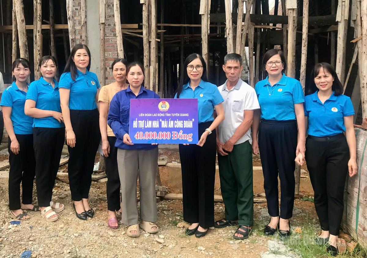 Lãnh đạo LĐLĐ tỉnh Tuyên Quang trao tiền hỗ trợ nhà Mái ấm Công đoàn cho chị Nguyễn Thị Mùi, công nhân Công ty cổ phần Chè Mỹ Lâm (Tháng 5-2025).