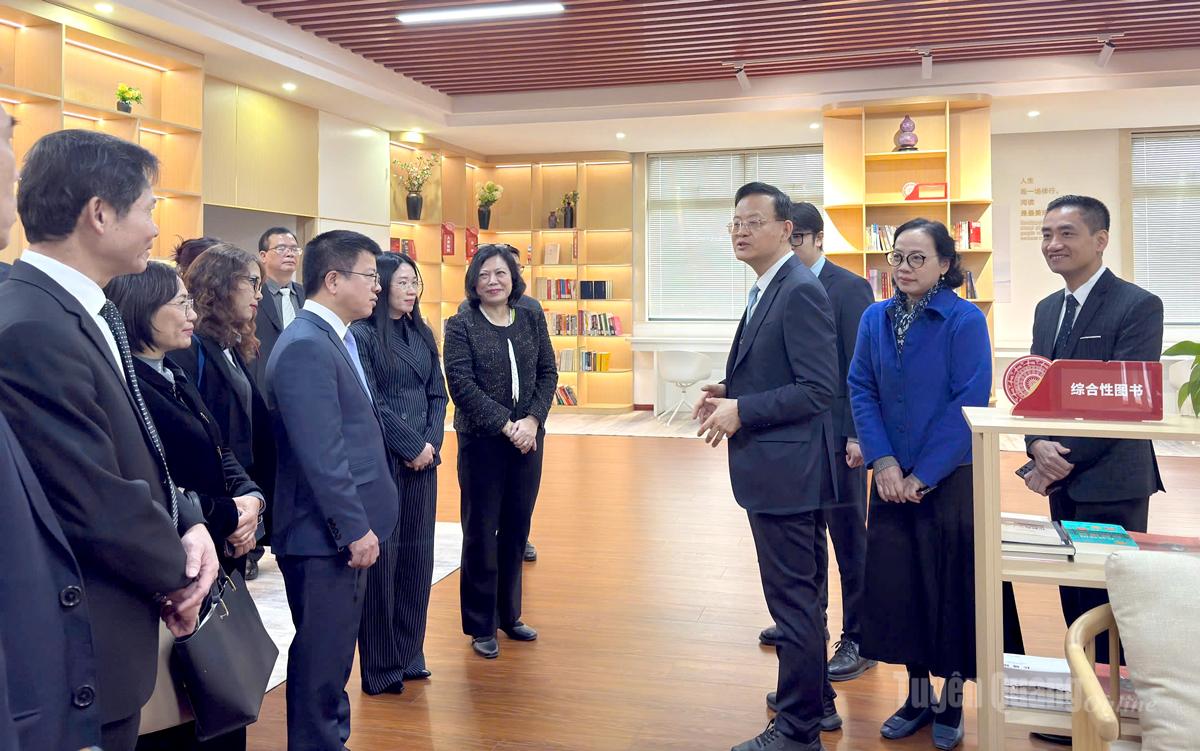 Đồng chí Nguyễn Trung Thu, Ủy viên BCH Đảng bộ tỉnh, Giám đốc Sở Ngoại vụ làm việc tại Trung Quốc chuẩn bị Hội nghị gặp đỡ đầu xuân 2026.