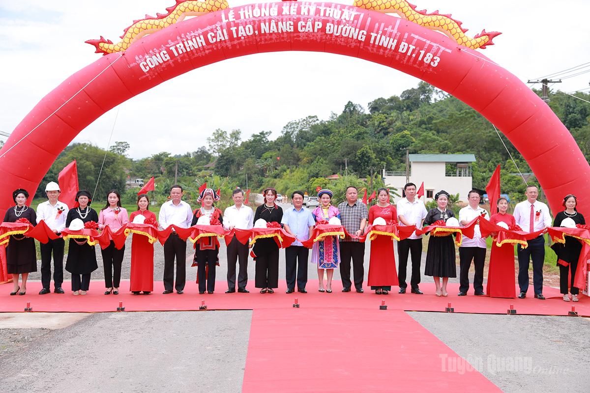 Các đồng chí lãnh đạo tỉnh
cắt băng thông xe kỹ thuật
công trình cải tạo, nâng cấp đường tỉnh ĐT.183
