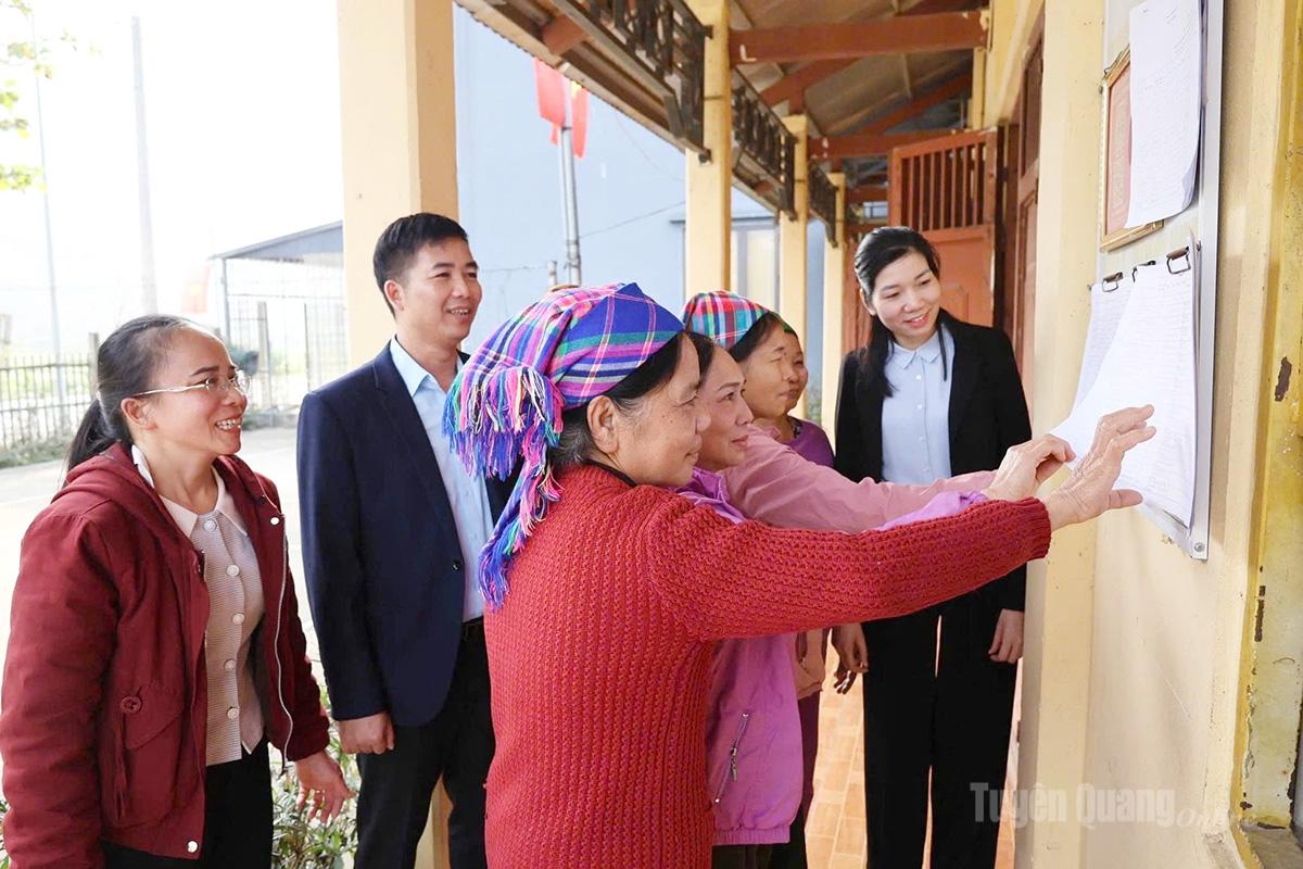 Người dân thôn Bản Khiển, 
xã Lâm Bình theo dõi danh sách 
cử tri niêm yết tại nhà văn hóa thôn.
Bài, ảnh: Phạm Hoan