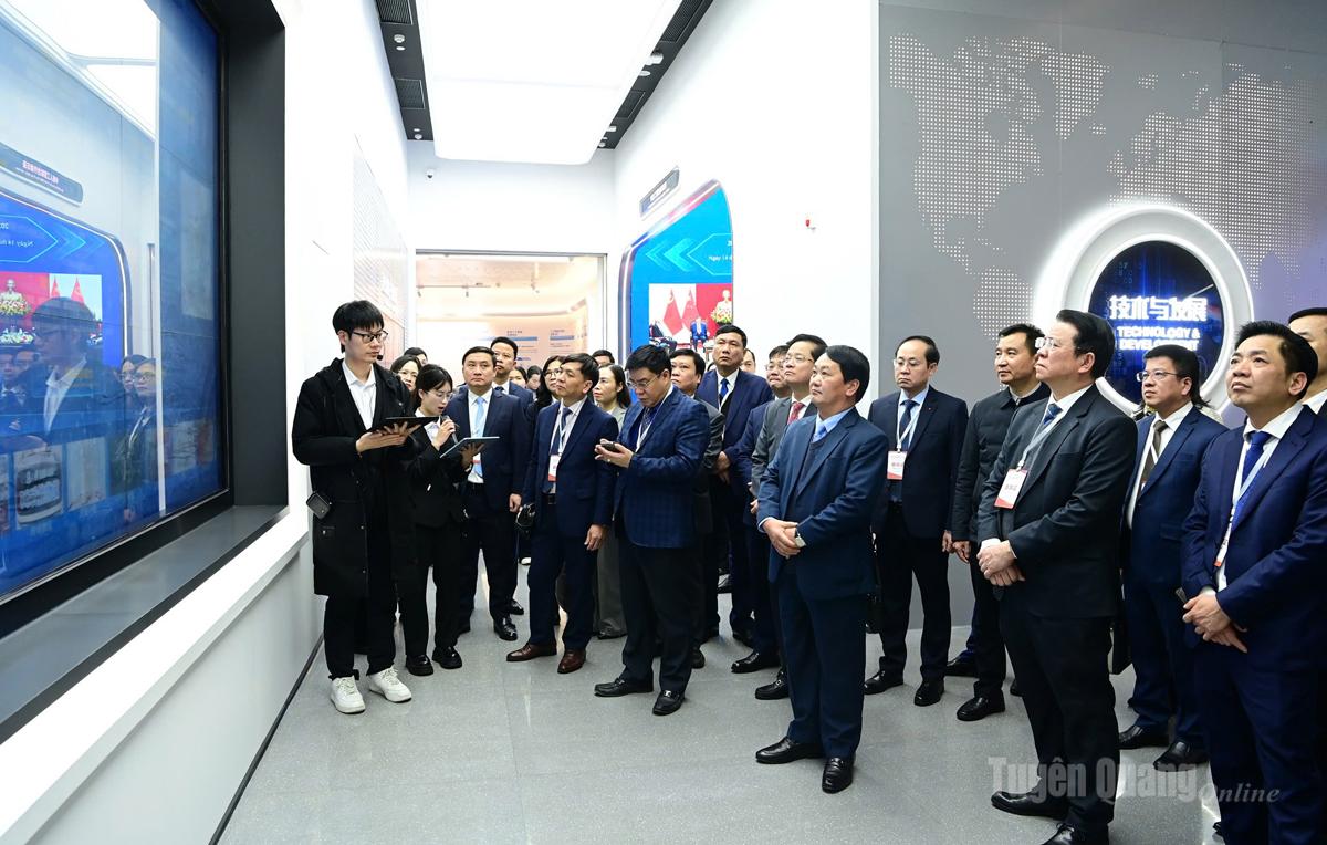 Đoàn công tác của tỉnh tham quan các sản phẩm AI tại Trung tâm Hợp tác ứng dụng trí tuệ nhân tạo Trung Quốc - ASEAN.