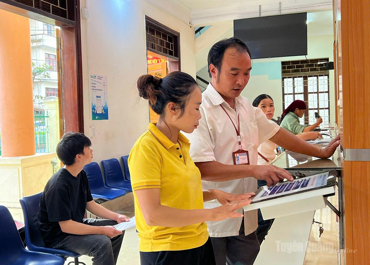 Cán bộ Trung tâm phục vụ hành chính công xã Quản Bạ hỗ trợ người dân thực hiện thủ tục hành chính.