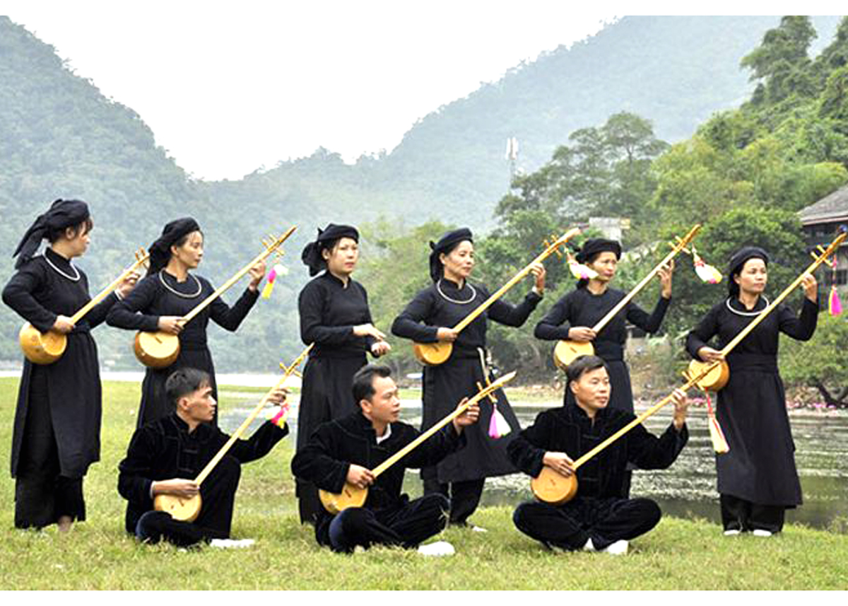 Áo dài màu chàm của dân tộc Tày - Báo Tuyên Quang điện tử