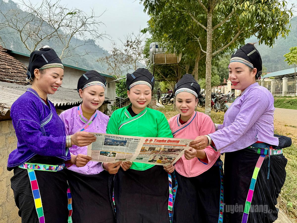 Đồng bào dân tộc Nùng, xã Kiến Thiết theo dõi bầu cử trên Báo Tuyên Quang - Ảnh Minh Thuỷ