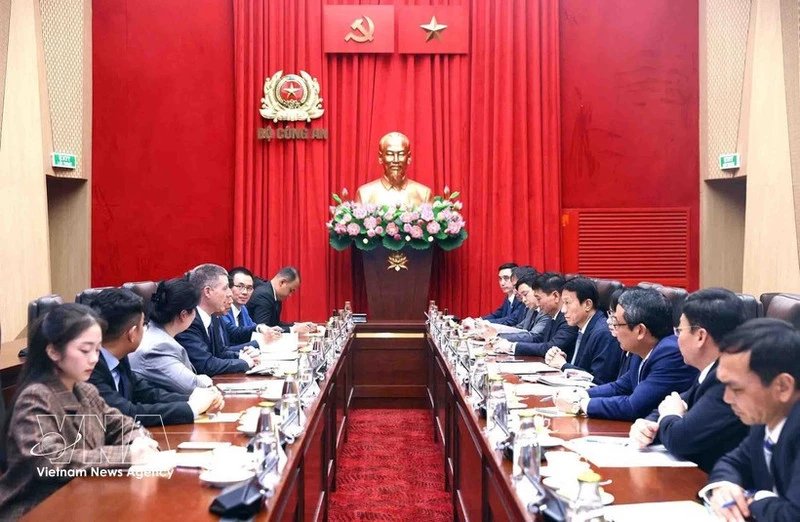 Minister of Public Security General Luong Tam Quang hosts a reception for Kerry Person, Vice President of Data Centre Planning at Amazon Web Services (AWS) - part of Amazon in Ha Noi on March 4 (Photo: VNA)