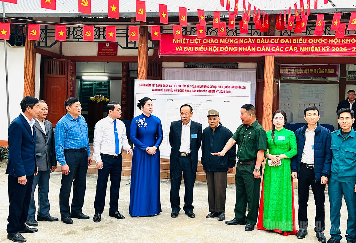 Đồng chí Ma Thị Thúy, Phó Trưởng đoàn ĐBQH chuyên trách tỉnh trò chuyện cùng các cử tri thôn Bờ Sông, xã Bình Ca.