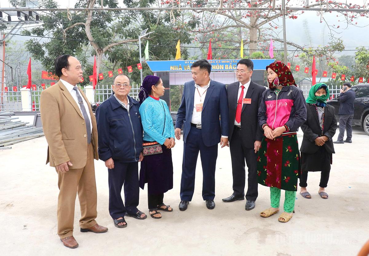 Đồng chí Hầu Minh Lợi, Ủy viên Ban Thường vụ Tỉnh ủy, Phó Chủ tịch Thường trực HĐND tỉnh, Phó Chủ tịch Ủy ban Bầu cử tỉnh kiểm tra công tác bầu cử, trò chuyện với cử tri và động viên lực lượng đảm bảo an ninh trật tự tại xã Minh Tân. Ảnh: Văn Long