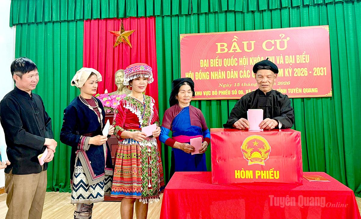 Cử tri thôn Pắc Ngiêng, xã Kiến Thiết đã có mặt tại khu vực bỏ phiếu số 6 để thực hiện quyền công dân - Ảnh: Minh Thuỷ