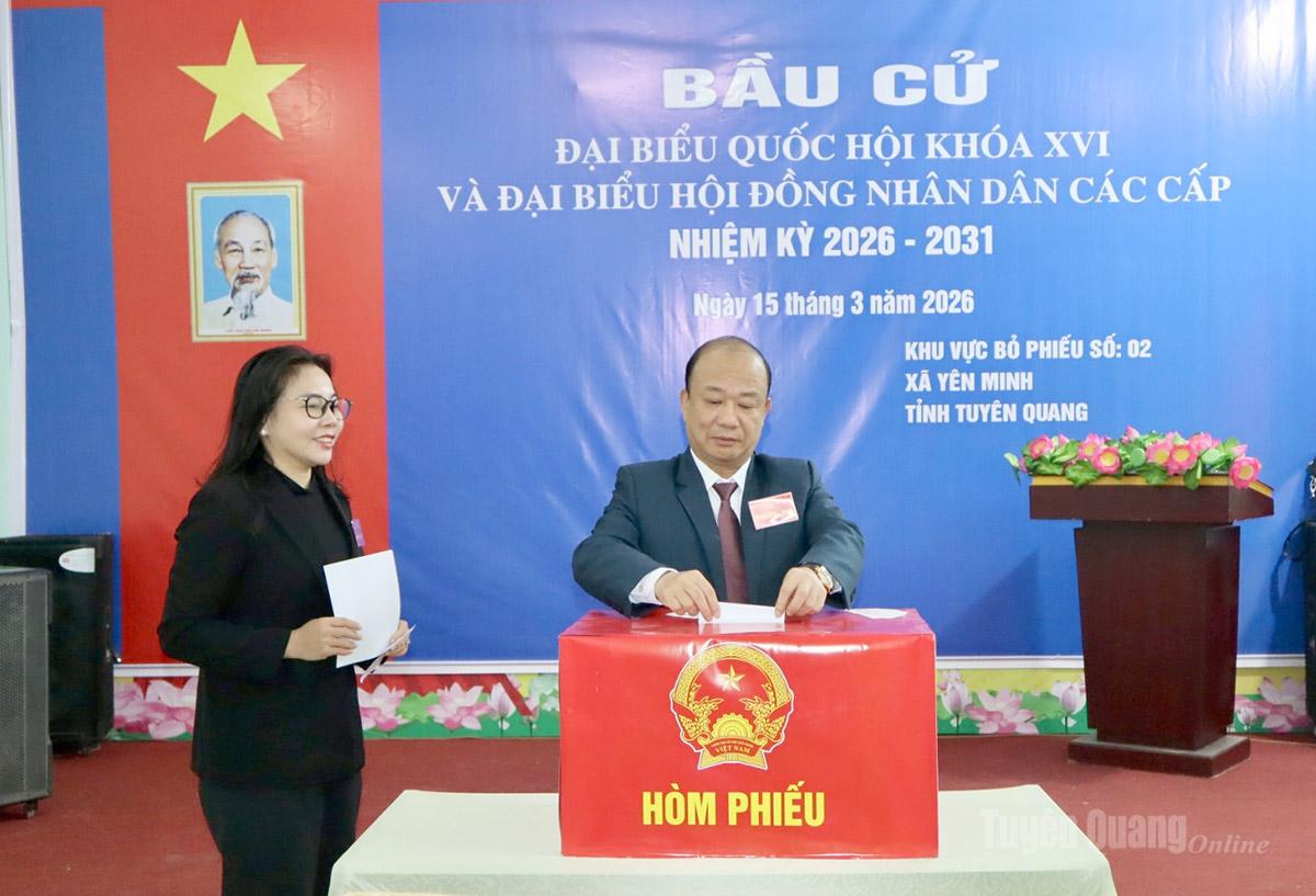 Lãnh đạo xã Yên Minh tham gia bỏ phiếu bầu đại biểu Quốc hội khóa XVI và đại biểu HĐND các cấp nhiệm kỳ 2026 – 2031 tại khu vực bỏ phiếu số 2. Ảnh: Phạm Hoan