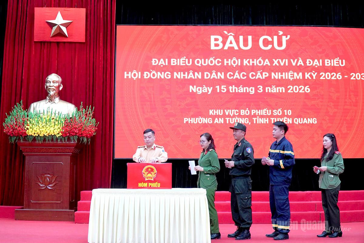 Lực lượng Công an Nhân dân tỉnh Tuyên Quang tham gia bỏ phiếu tại khu vực bỏ phiếu số 10, phường An Tường (Công an tỉnh Tuyên Quang). Ảnh: Khánh Trang