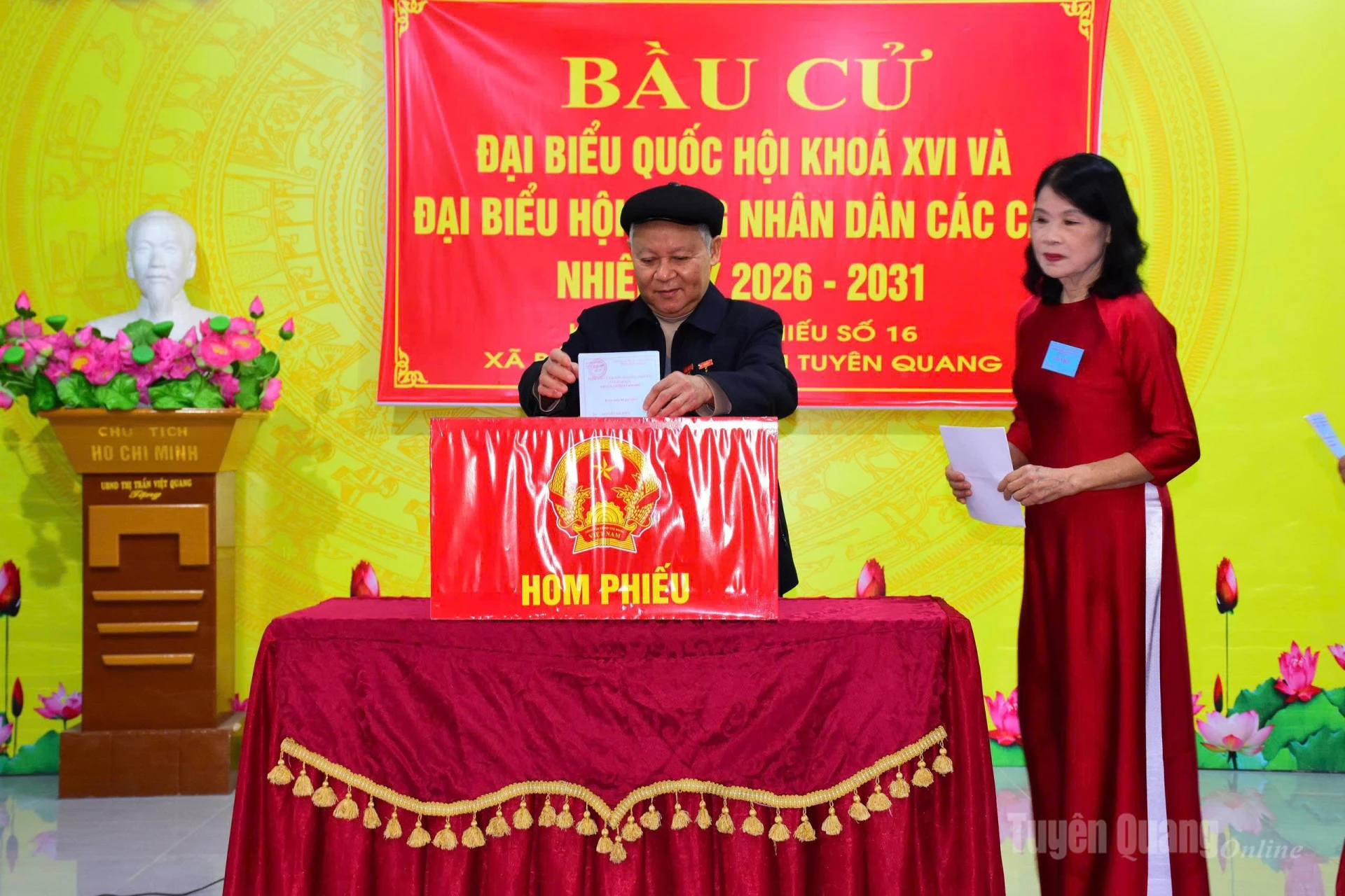 Cử tri Phạm Minh Thắng, 50 năm tuổi đảng, cử tri cao tuổi nhất thôn 4, xã Bắc Quang bỏ phiếu tại khu vực bỏ phiếu số 16, xã Bắc Quang. Ảnh Minh Hoa